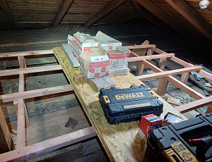 Zateplení stropu rodinného domu pomocí foukané izolace